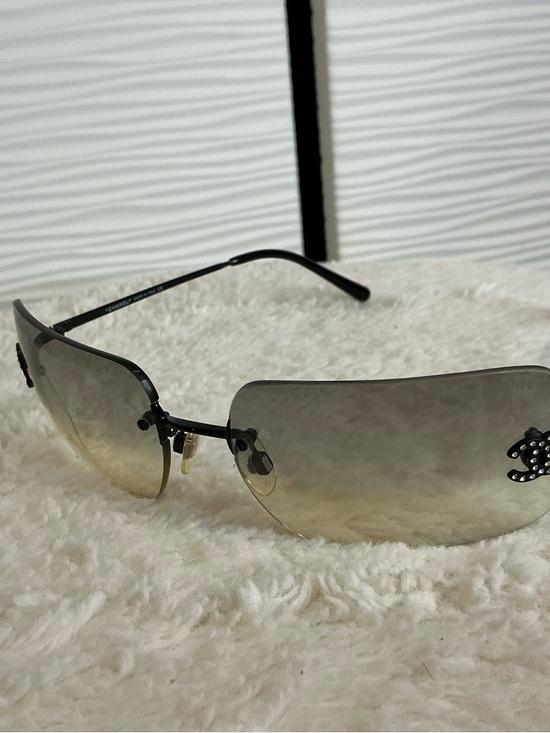 CHANEL Accessories - CHANEL Rimless Gradient Sunglasses - Black Frame with Gray-to-Cream Lenses